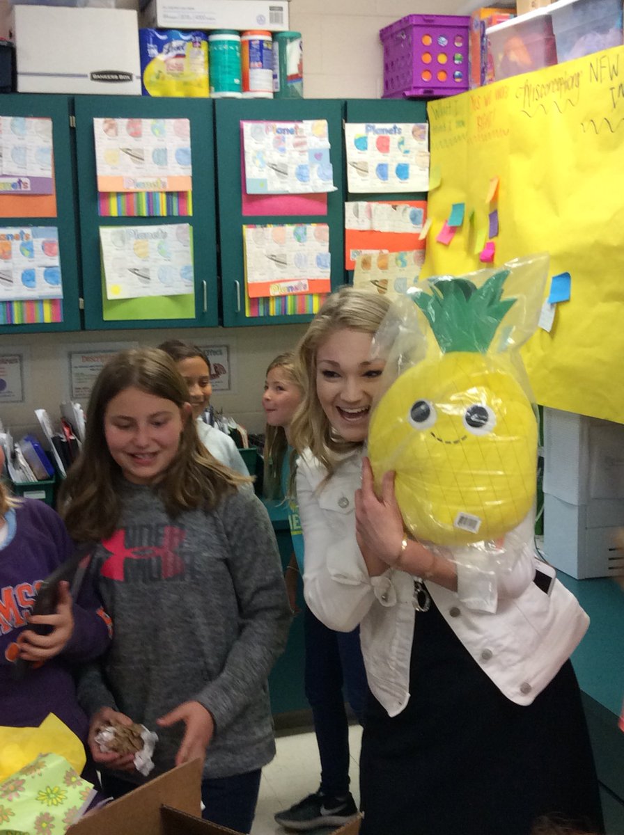 ksandersHMES's tweet photo. We surprised Ms. Smith with a thank you for helping our class! The kids shared precious thoughts. Love these kids! https://t.co/lY5tWbyhDn