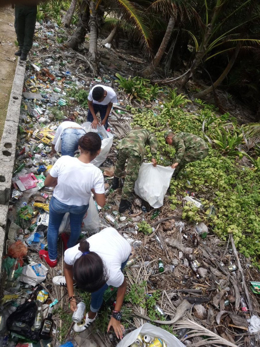 Ingenieros_EJC's tweet photo. En el #DiaMundialDeLaTierra Soldados #IngenierosMilitares #BIOPE #BRING #COING del @COL_EJERCITO realizaron actividades conjuntas de recolección de #ResiduosSolidos en las playas de Sound Bay de San Andres Islas, para proteger el ecosistema de la contaminación #HeroesMultimision https://t.co/b9kaGB5y60