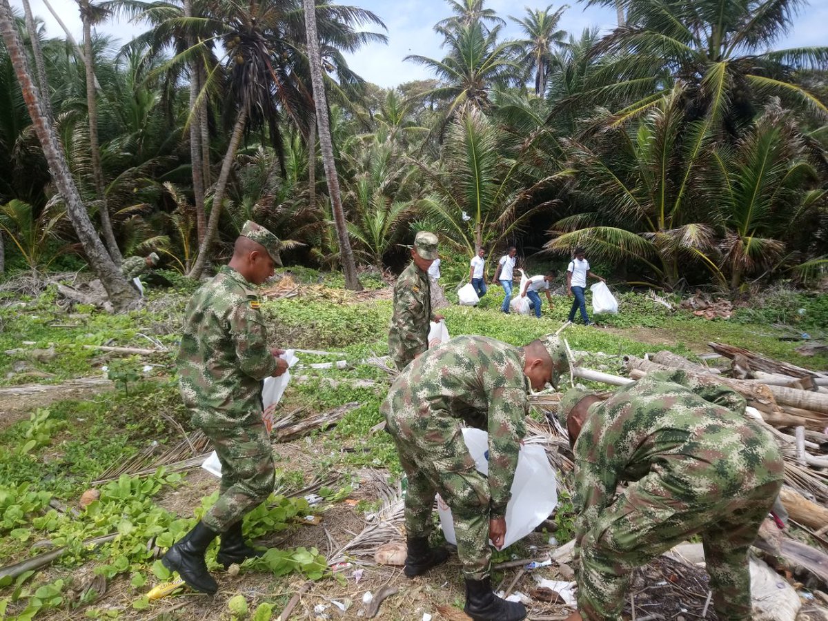 Ingenieros_EJC's tweet photo. En el #DiaMundialDeLaTierra Soldados #IngenierosMilitares #BIOPE #BRING #COING del @COL_EJERCITO realizaron actividades conjuntas de recolección de #ResiduosSolidos en las playas de Sound Bay de San Andres Islas, para proteger el ecosistema de la contaminación #HeroesMultimision https://t.co/b9kaGB5y60