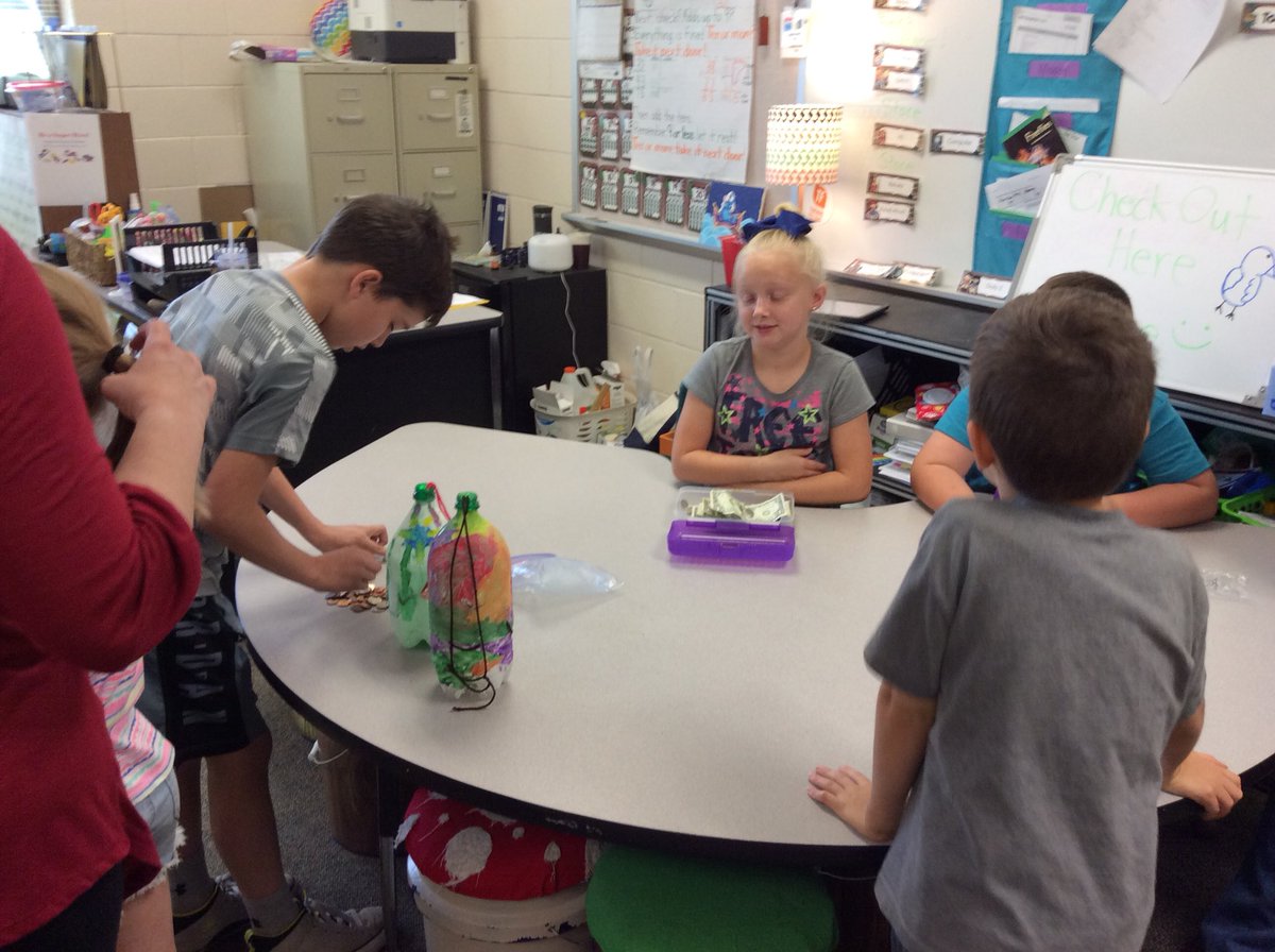 ksandersHMES's tweet photo. We supported our 1st grade friends by purchasing their STEM projects. We are so proud of Ms. Lusk’s class! Thank you for inviting us to be a part of your project. https://t.co/4tBQVTy80I