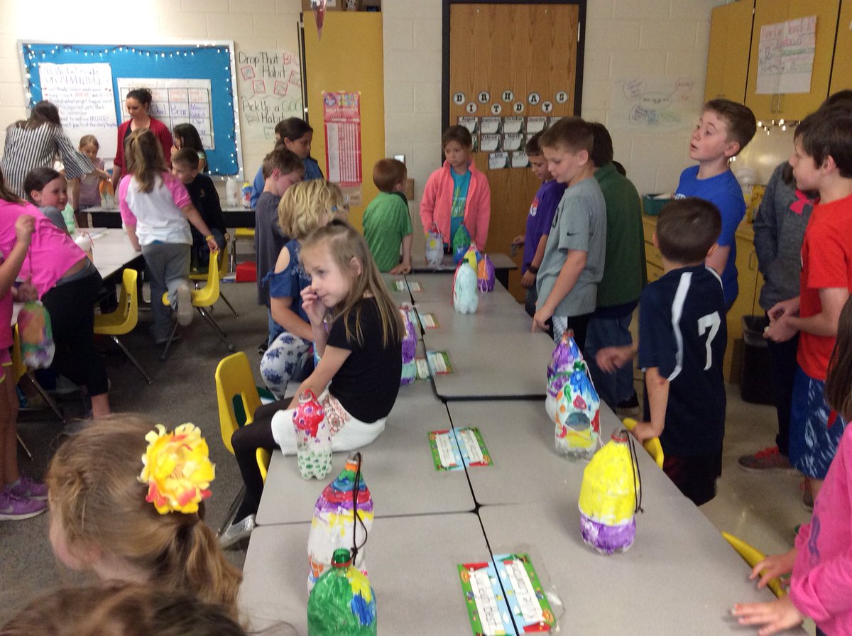 ksandersHMES's tweet photo. We supported our 1st grade friends by purchasing their STEM projects. We are so proud of Ms. Lusk’s class! Thank you for inviting us to be a part of your project. https://t.co/4tBQVTy80I