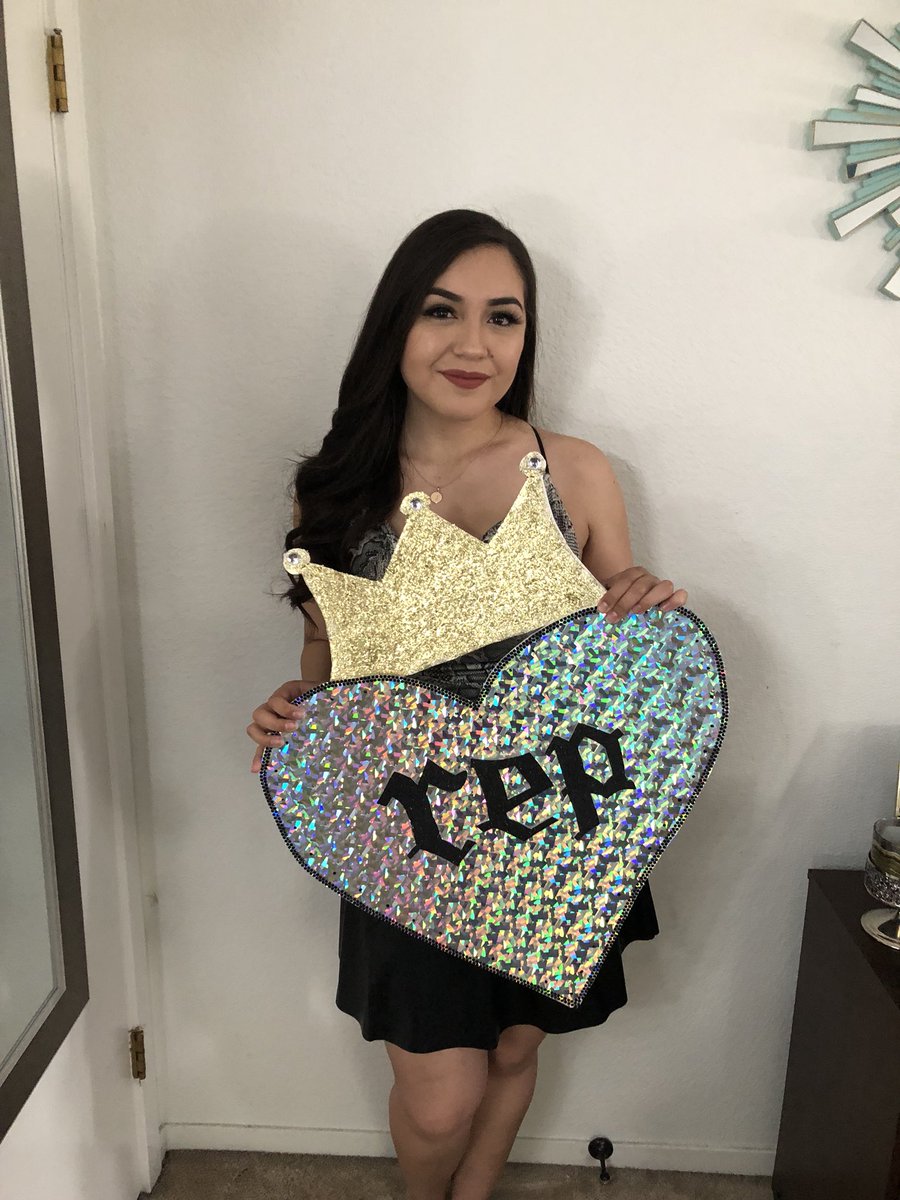 sfswift13's tweet image. My outfit and poster for the #reputationStadiumTour in Santa Clara!! I’m so ready for it✨🐍💋🎤@taylorswift13 @taylornation13 5/11 FLR L ROW 20 Seat 16! 5/12 FLR M ROW 34 SEAT 30! and I get to see you from the FRONT ROW of one of the mini stages the first night✨😭