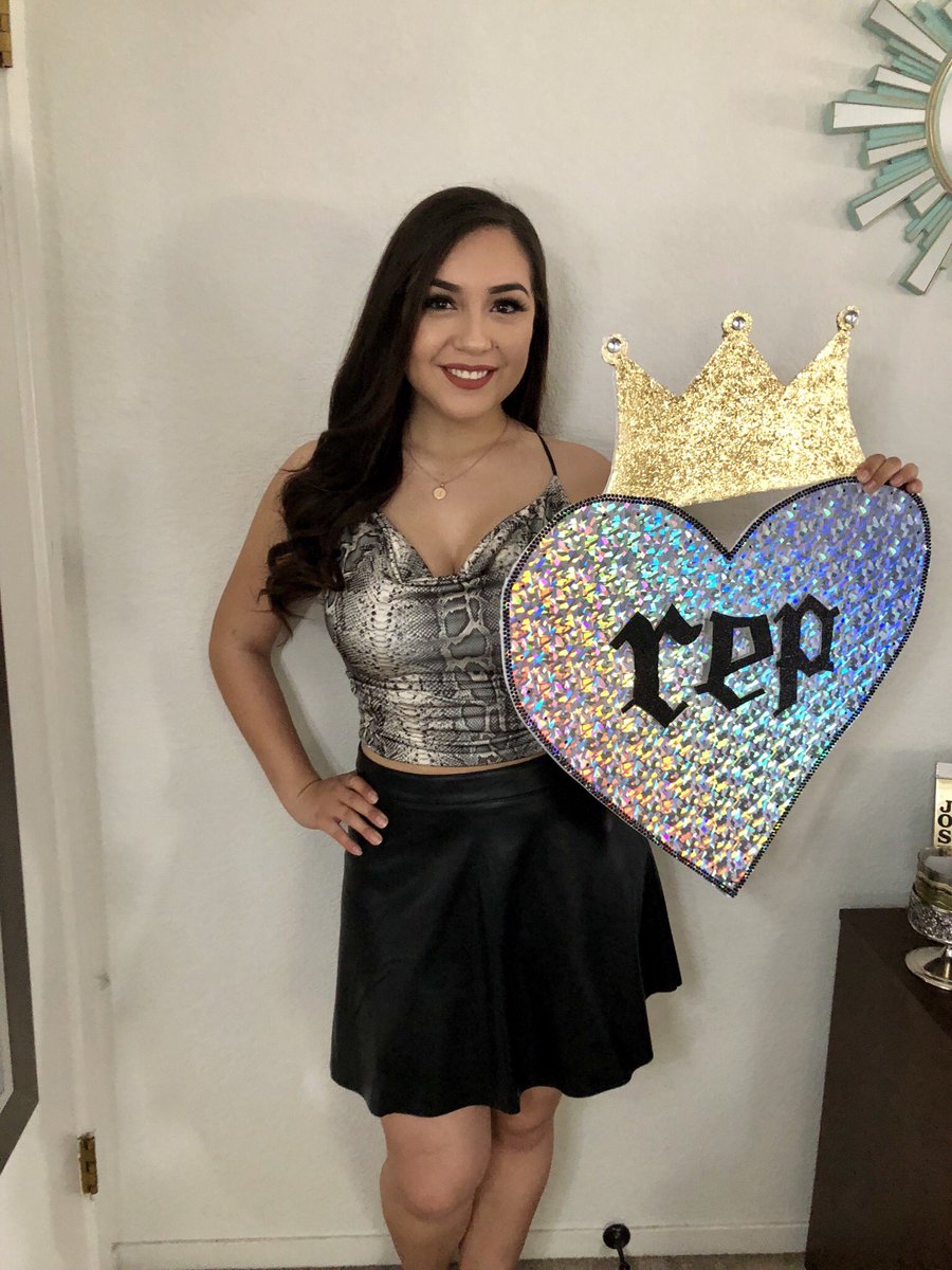 sfswift13's tweet image. My outfit and poster for the #reputationStadiumTour in Santa Clara!! I’m so ready for it✨🐍💋🎤@taylorswift13 @taylornation13 5/11 FLR L ROW 20 Seat 16! 5/12 FLR M ROW 34 SEAT 30! and I get to see you from the FRONT ROW of one of the mini stages the first night✨😭