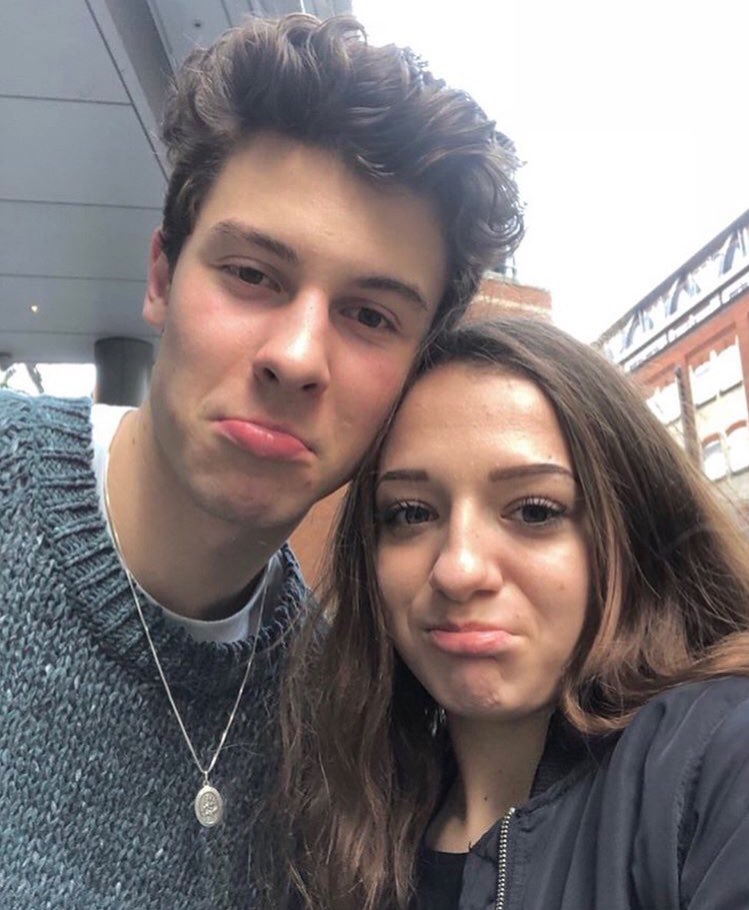 SourceMendesBE's tweet photo. #PHOTOS Shawn with fans in London today https://t.co/NQ6U58lJcj