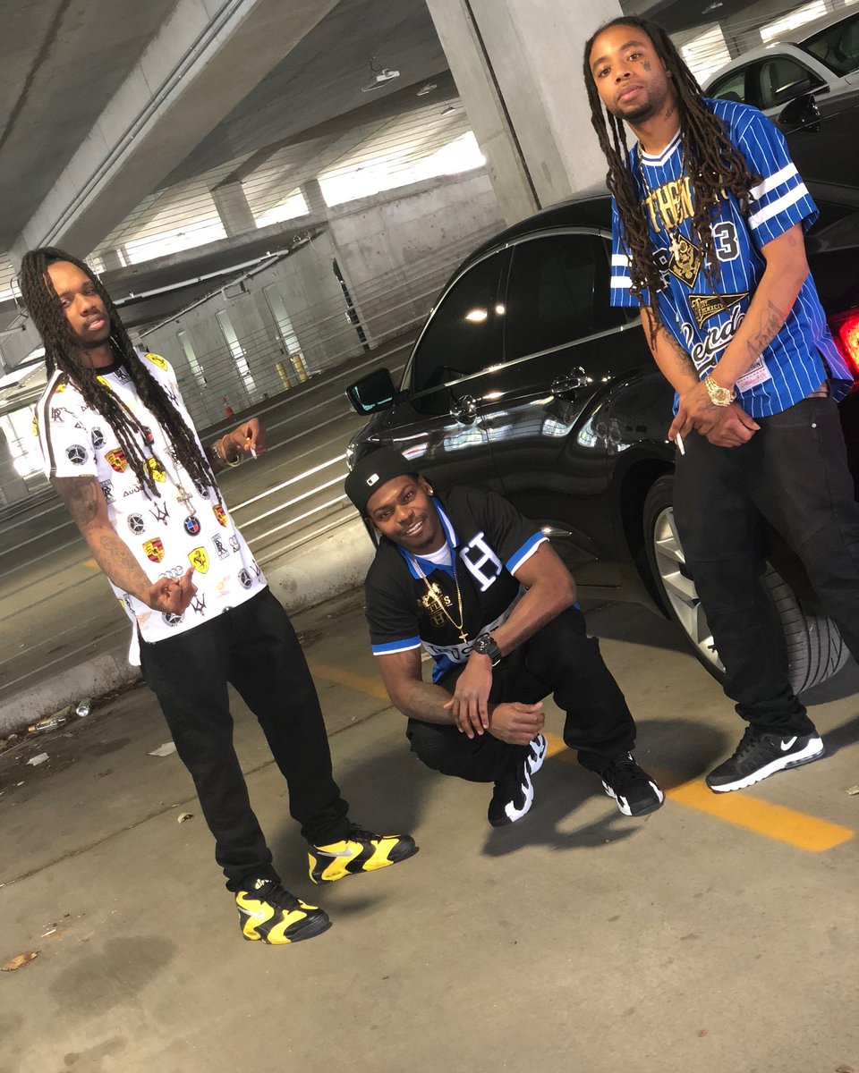 107DANDAN's tweet photo. HANG AROUND NOTHIN BUT SOLID NIGGAS https://t.co/jQGvab4GON