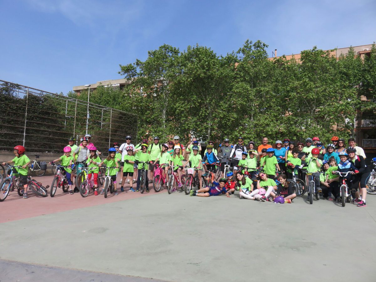 afa_lalzina's tweet photo. Diumenge de Setmana Cultural.
Hem comença amb la IV Bicicletada Familiar L'AMPA de l'Alzina.
Grans esportistes!!!!
1/4
#SantJordi18 #molinsderei #setmanacultular #lAlzina https://t.co/H7YFTbWeLv
