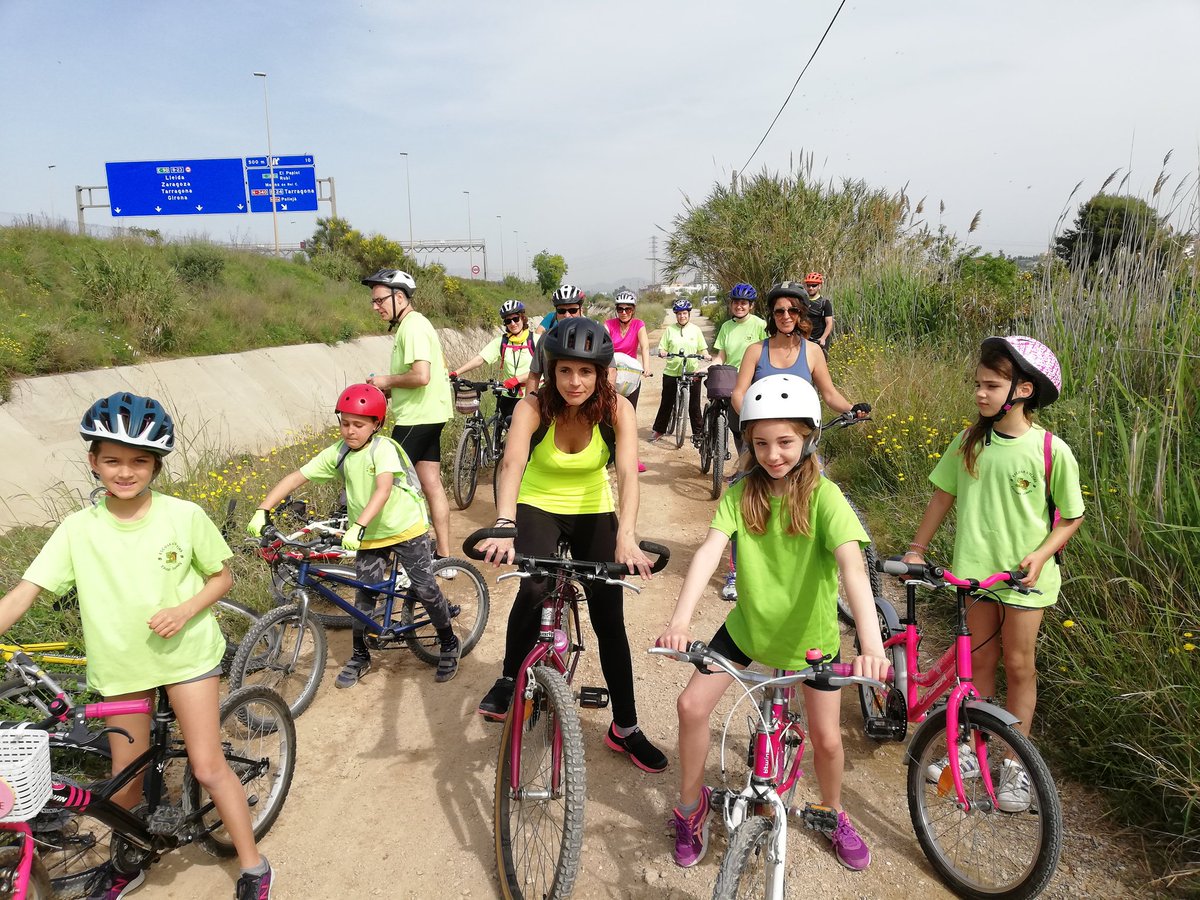 afa_lalzina's tweet photo. Diumenge de Setmana Cultural.
Hem comença amb la IV Bicicletada Familiar L'AMPA de l'Alzina.
Grans esportistes!!!!
1/4
#SantJordi18 #molinsderei #setmanacultular #lAlzina https://t.co/H7YFTbWeLv