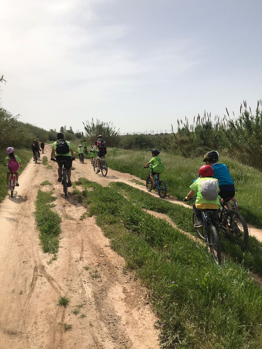 afa_lalzina's tweet photo. Diumenge de Setmana Cultural.
Hem comença amb la IV Bicicletada Familiar L'AMPA de l'Alzina.
Grans esportistes!!!!
1/4
#SantJordi18 #molinsderei #setmanacultular #lAlzina https://t.co/H7YFTbWeLv