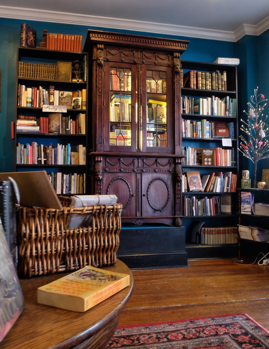 soappman's tweet photo. If you’re looking for a great place to enjoy a cup of coffee, a good book and a great atmosphere, Old Fox Books in Annapolis, Maryland is the place.
https://t.co/6kP1sTyrim
#Annapolis #Maryland #CoffeeHouse #UsedBookShop https://t.co/0ubxiJNYko