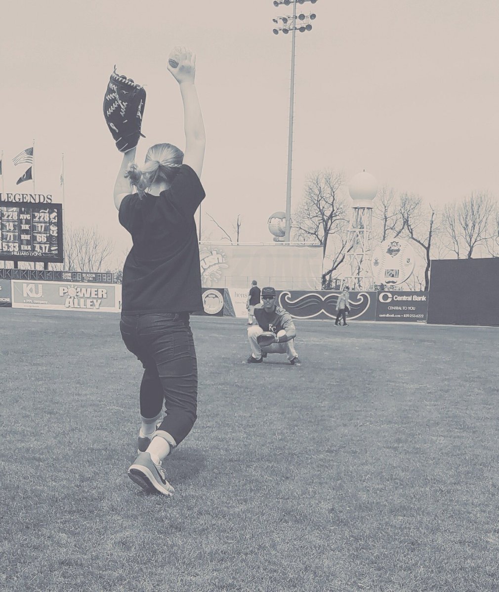OAT24's tweet photo. Thanks @LexingtonLegend  for pitching practice #greatpic #softball #pitching https://t.co/Q47aL2RCTJ