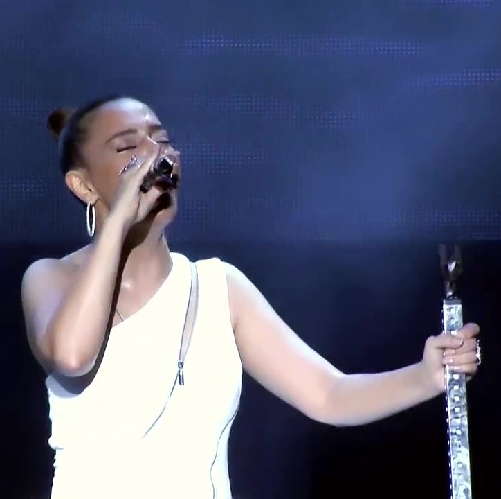 Çiçekler, doğanın; Sen ise müziğin Romeo ve Juliet'isin ❤
<a href="/EbruGundes/">Ebru Gündeş</a> #ebrugundes #KocaÇınarım