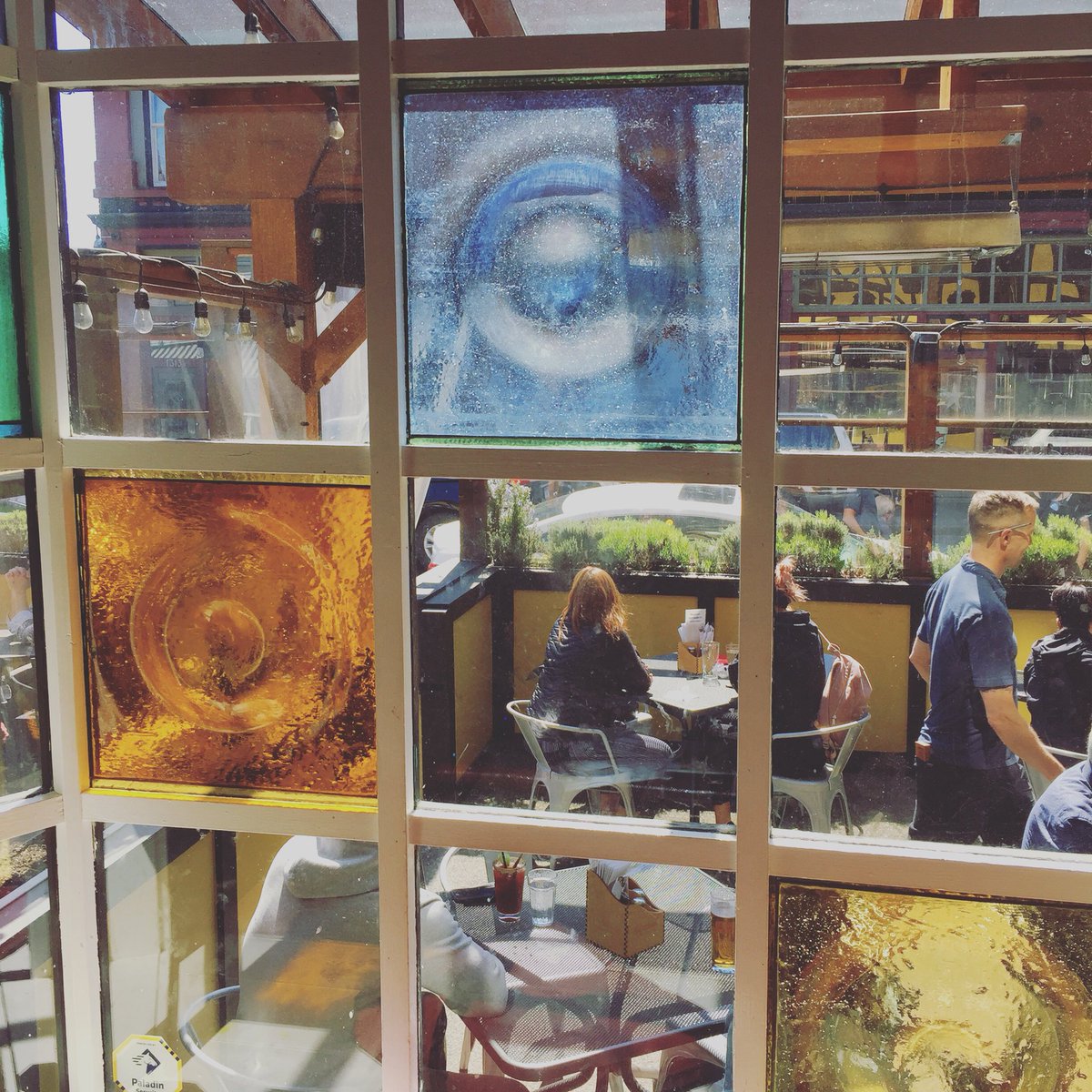 From the inside lookin out at a full bustling patio for brunch today! Gotta love this sun! ☀️ 🥂 🍳 🍔 🍻 ☀️ #yyjfood #yyjfoodie #yyjbrunch #yyjeats #yyjdrinks