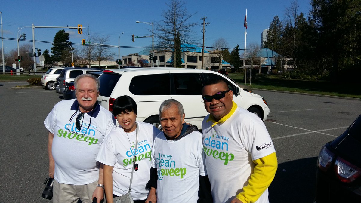 narimadc's tweet photo. "Groufie' while waiting for Ratio family early a.m today #Team2 of 5 #SPIDS @SPIDSGroup #7thyear #SurreyCleanSweep @Papabearlegaspi #GuildfordHeightsPark #SurreyBC @CityofSurrey #CleanCanadaTogether https://t.co/bKoImu1634