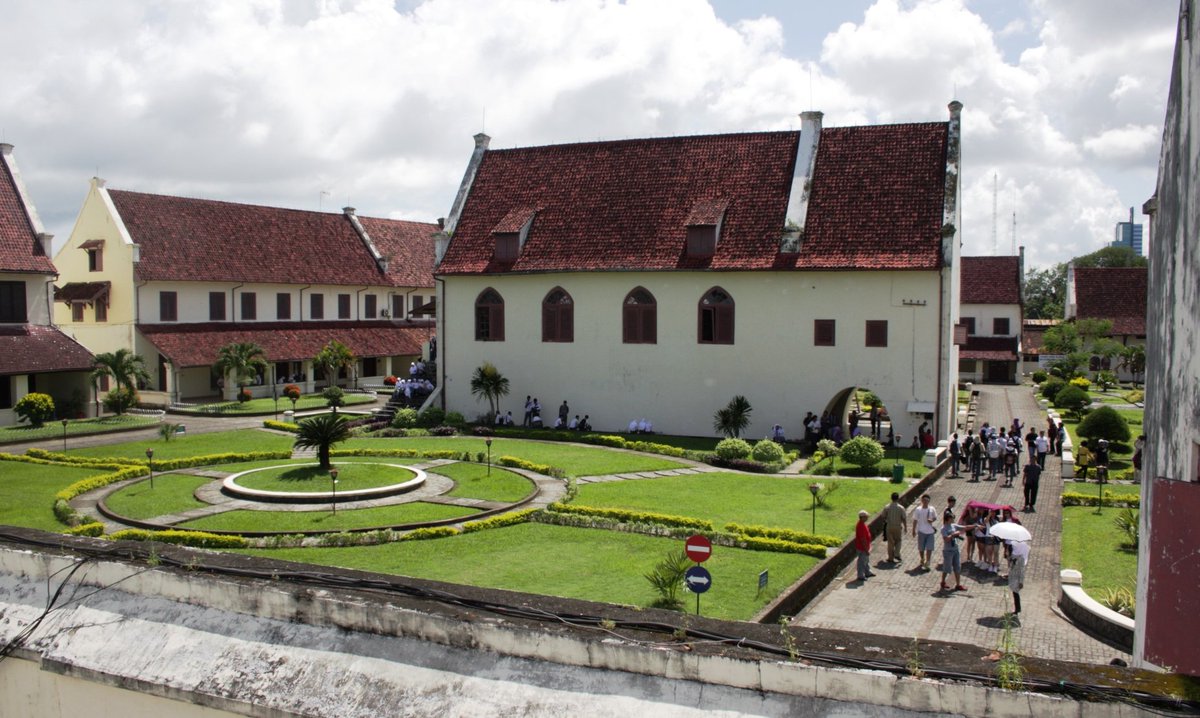 IndonesiaInSto's tweet photo. 2. During the trip in Makassar, the group have visited several tourist spots such as Port of Makassar, Fort Rotterdam and La Galigo Museum https://t.co/iLAGApE8KT