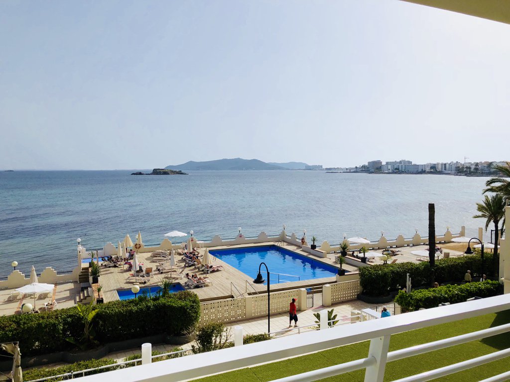 Jaapvdb's tweet photo. Ibiza day 1 #goodstart https://t.co/oTog8gkl6I