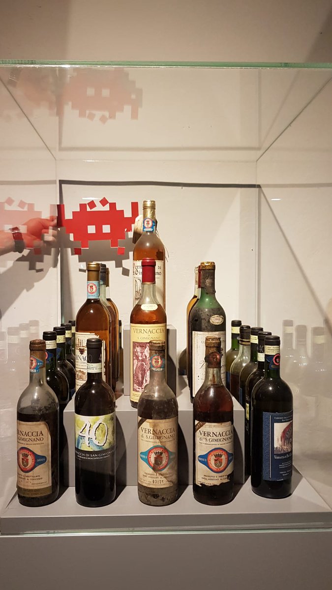 shareyoursangi's tweet photo. Ci spostiamo al piano superiore dove ci immergiamo in un'esperienza sensoriale e multimediale, dove Marco Lisi ci racconta aneddoti sulla Vernaccia. Ci stupisce la teca di bottiglie antiche di Vernaccia. @InvasioniDigita @igerssiena @vernacciasg #sangimignano #invasionidigitali https://t.co/yMzsBQZ1g5
