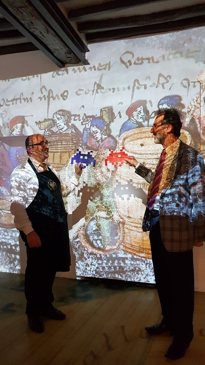 shareyoursangi's tweet photo. Ci spostiamo al piano superiore dove ci immergiamo in un'esperienza sensoriale e multimediale, dove Marco Lisi ci racconta aneddoti sulla Vernaccia. Ci stupisce la teca di bottiglie antiche di Vernaccia. @InvasioniDigita @igerssiena @vernacciasg #sangimignano #invasionidigitali https://t.co/yMzsBQZ1g5