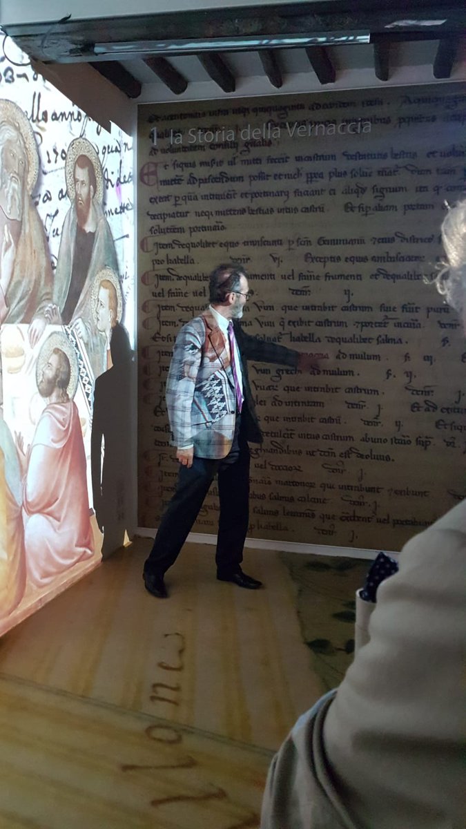 Ci spostiamo al piano superiore dove ci immergiamo in un'esperienza sensoriale e multimediale, dove Marco Lisi ci racconta aneddoti sulla Vernaccia. Ci stupisce la teca di bottiglie antiche di Vernaccia. <a href="/InvasioniDigita/">Invasioni Digitali 🏛</a> <a href="/igerssiena/">Igers SIENA</a> <a href="/vernacciasg/">Consorzio Vernaccia</a> #sangimignano #invasionidigitali