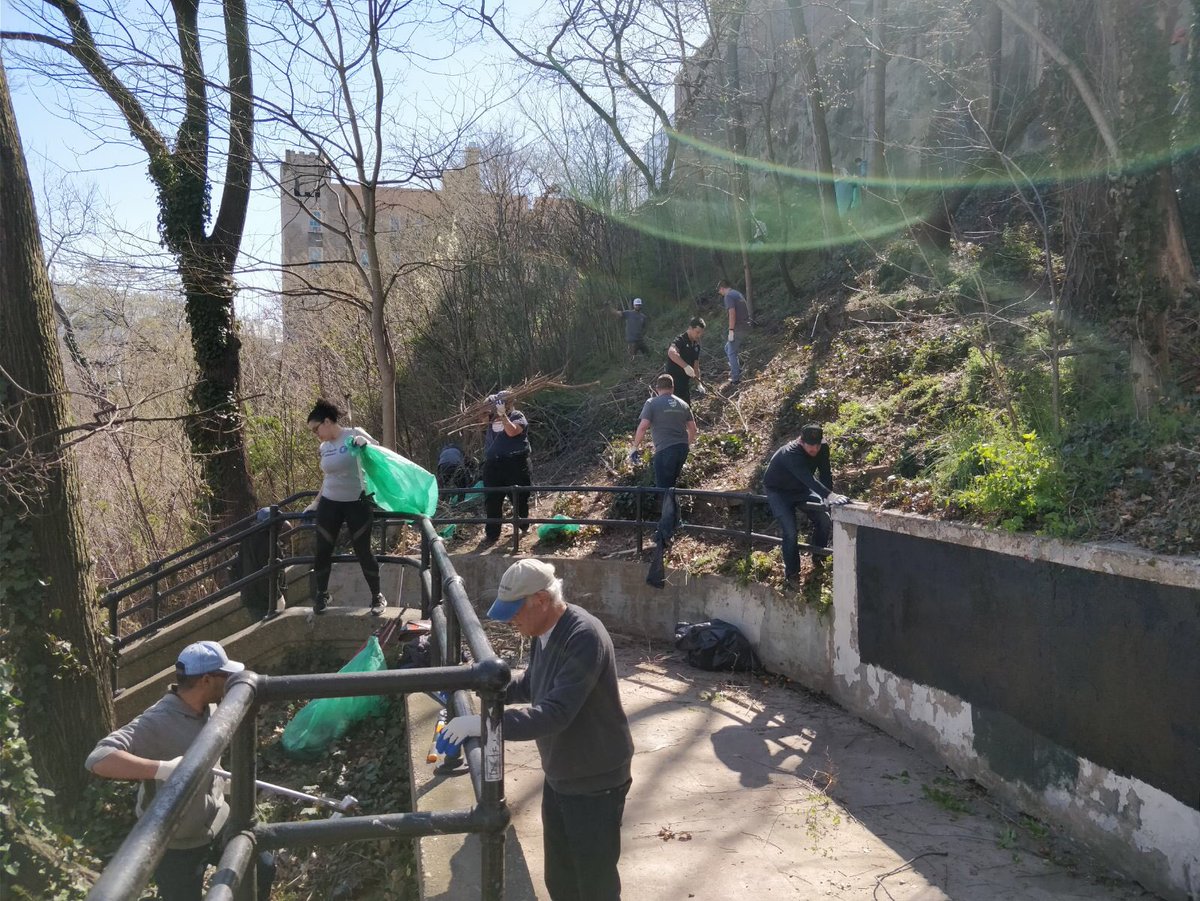 ThirdRailCares's tweet photo. Thank you everyone who came out to Twigs &amp; Swigs to support @NYCParks and the #newyorkrestorationproject! Thanks to @nycfc @citctweets and @TheBronxBrewery and our @ThirdRailSC members for their work!! #earthday2018 https://t.co/xPlTrPDZqL
