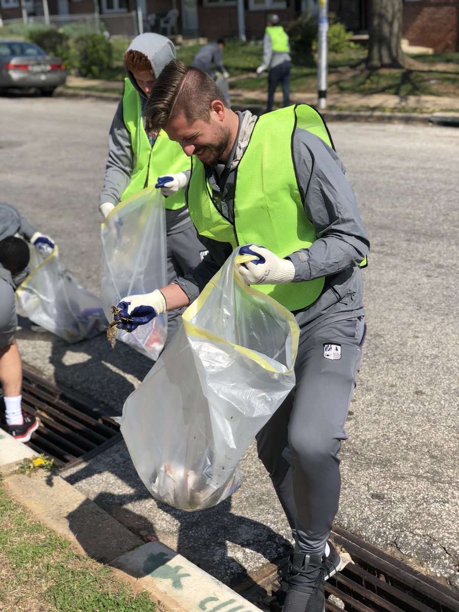 LoyolaMSOC's tweet photo. HAPPY EARTH DAY From Loyola Men’s Soccer!! @AllianceForBay @LoyolaCCSJ #projectcleanstream #weonlyhaveone🌏 #gohounds🐾 ⚽️ https://t.co/xed0GVU6dH