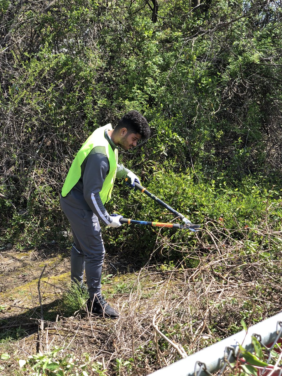 LoyolaMSOC's tweet photo. HAPPY EARTH DAY From Loyola Men’s Soccer!! @AllianceForBay @LoyolaCCSJ #projectcleanstream #weonlyhaveone🌏 #gohounds🐾 ⚽️ https://t.co/xed0GVU6dH