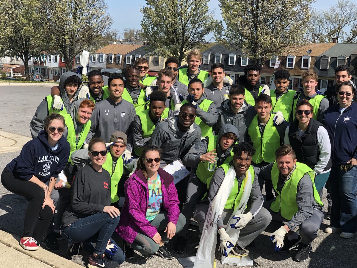 LoyolaMSOC's tweet photo. HAPPY EARTH DAY From Loyola Men’s Soccer!! @AllianceForBay @LoyolaCCSJ #projectcleanstream #weonlyhaveone🌏 #gohounds🐾 ⚽️ https://t.co/xed0GVU6dH