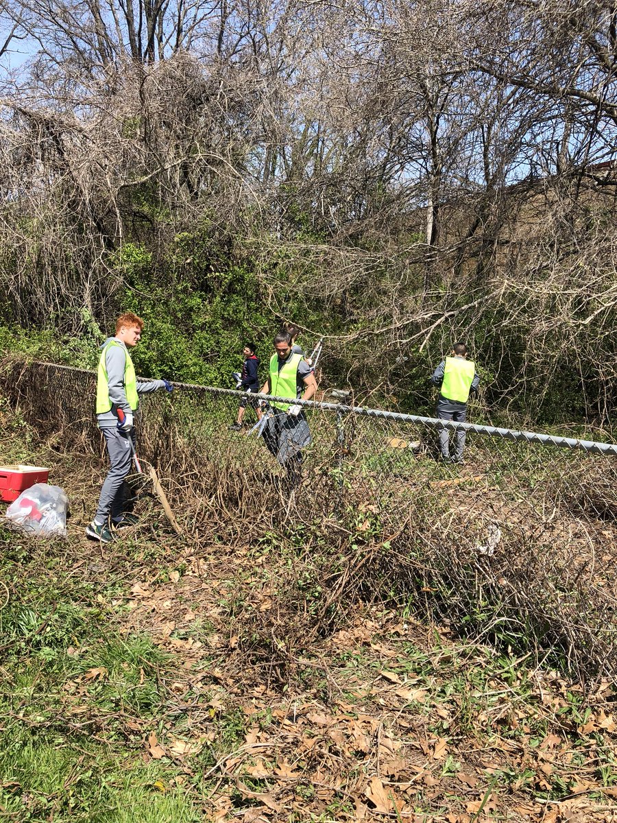 LoyolaMSOC's tweet photo. HAPPY EARTH DAY From Loyola Men’s Soccer!! @AllianceForBay @LoyolaCCSJ #projectcleanstream #weonlyhaveone🌏 #gohounds🐾 ⚽️ https://t.co/xed0GVU6dH