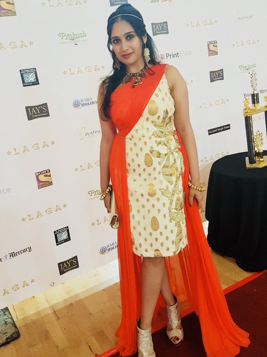 SelinaHotwani's tweet photo. Honoured to have been the official RED CARPET HOSTS for the ASIAN GLITZ AWARDS 2018 #laga2018 with @ShiviHotwani organised by @OfficialJaysEnt. Well done to friend of @LycaRadio1458 @kadam_verma for winning best male singer, judged by @Its_JamieLever @The_AnuMalik https://t.co/rW53kjXptT