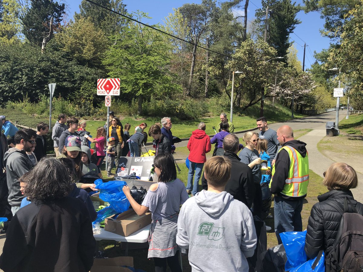 TeresaCMosqueda's tweet photo. On this #EarthDay proud to be in @CMRobJohnson’s district cleaning up our parks and creating healthier communities. Thanks to @ProfShulman @votenicolemacri @RepGerryPollet @SenJamiePedersen and all who came out to do #GoodForAChange 🌳❤️🌎 https://t.co/CZ6cm9ErSj