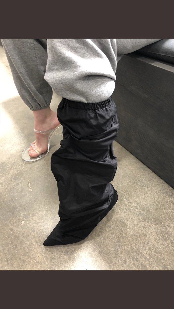 natlee_ward413's tweet image. Just got mine in limited edition Earth Day green 😩🙌🏽☠️ love them so much thanks @kanyewest