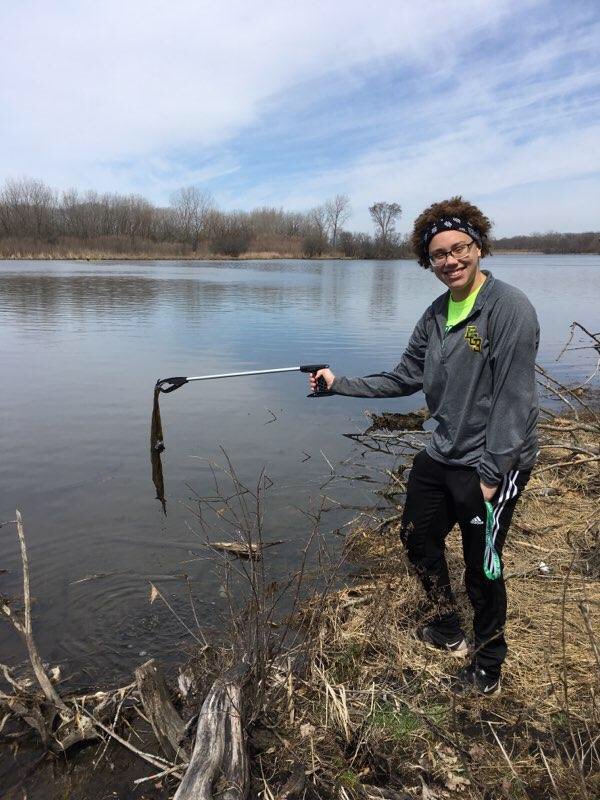 K_Ruszkowski1's tweet photo. Cleaning up Busse Woods was the best way to spend #EarthDay2018 Students got to design and execute their own service projects!!!!! #FixtheForest #leadership #LTS https://t.co/RzoLiYbDxD