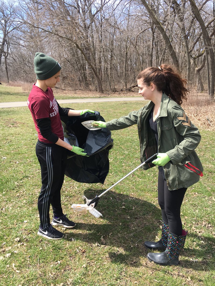 K_Ruszkowski1's tweet photo. Cleaning up Busse Woods was the best way to spend #EarthDay2018 Students got to design and execute their own service projects!!!!! #FixtheForest #leadership #LTS https://t.co/RzoLiYbDxD