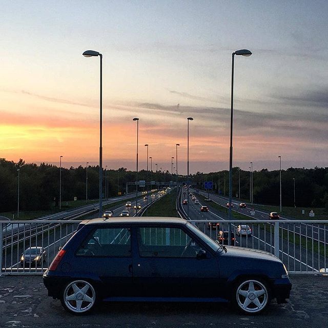 TurboRenault's tweet photo. @baspijl - Sunset 2.0...
.
#Renault5gtTurbo #BlueSport #AlainOreille #BleuSport #Raider #Renault #RenaultSport #Renault5 #GTturbo #Turbo #SuperCinq #80's #90's #HotHatch #Azev #AzevA #ClassicCar #DGTTO #Car #SuperCars #Auto #Automotive #Motorsports #Dutโฆ https://t.co/wNNnRnzh3n https://t.co/HNkS8cXXNm