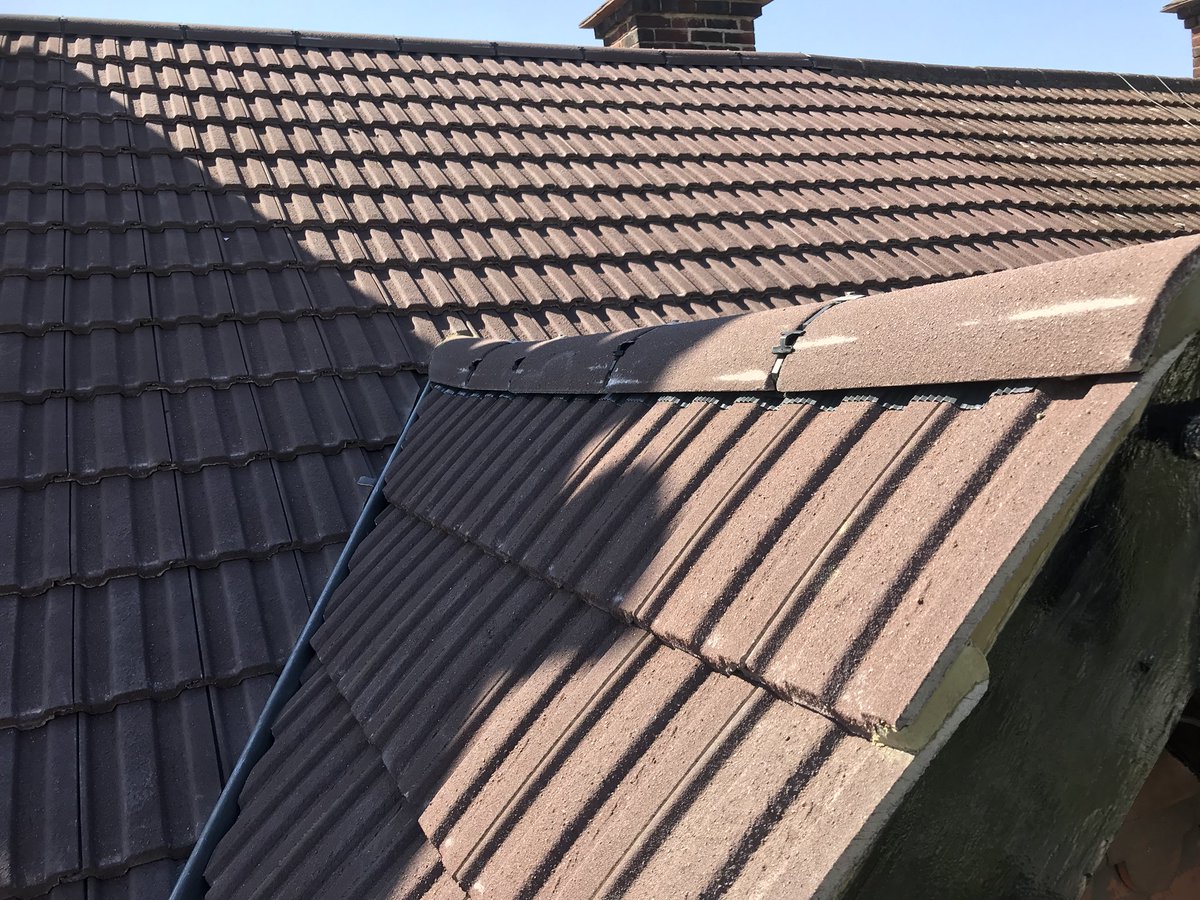 Brandonroofing's tweet photo. Re-roof recently completed on this up and over using Redland 49 tiles in Sutton. https://t.co/YuRGNnJ4Yo