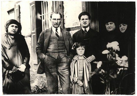 ilgitarih's tweet photo. Genelkurmay Askeri Tarih ve Stratejik Etüt Daire Başkanlığı ve Foto Film Merkezi Komutanlığı Atatürk'ün çocuklarla çekilmiş az bilinen fotoğraflarını 23 Nisan Bayramı dolayısıyla paylaştı.

#tarihtebugün 23 Nisan Ulusal Egemenlik ve Çocuk Bayramı.
#23NisanKutluOlsun https://t.co/VvkuwINeEn