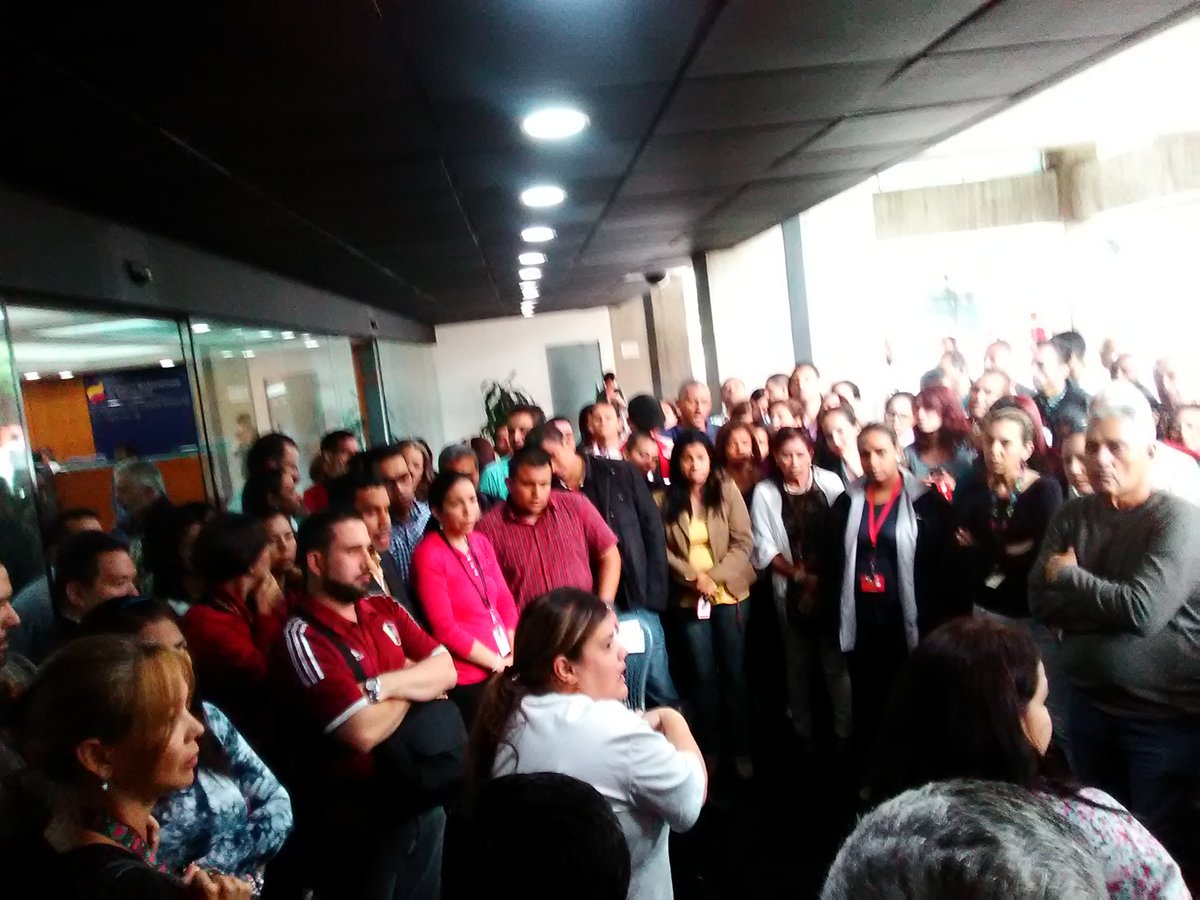 sutminpet's tweet photo. @sutminpet hace un llamado a todos los trabajadores del @MinPetroleoVE y Entes Adscritos, a que no desmayemos en la lucha por nuestras reivindicaciones salariales, tomando conciencia de que todos unidos somos más. DEMOSTREMOS QUE NUESTROS DERECHOS SALARIALES SON IRRENUNCIABLES. https://t.co/DHaagR5tVV