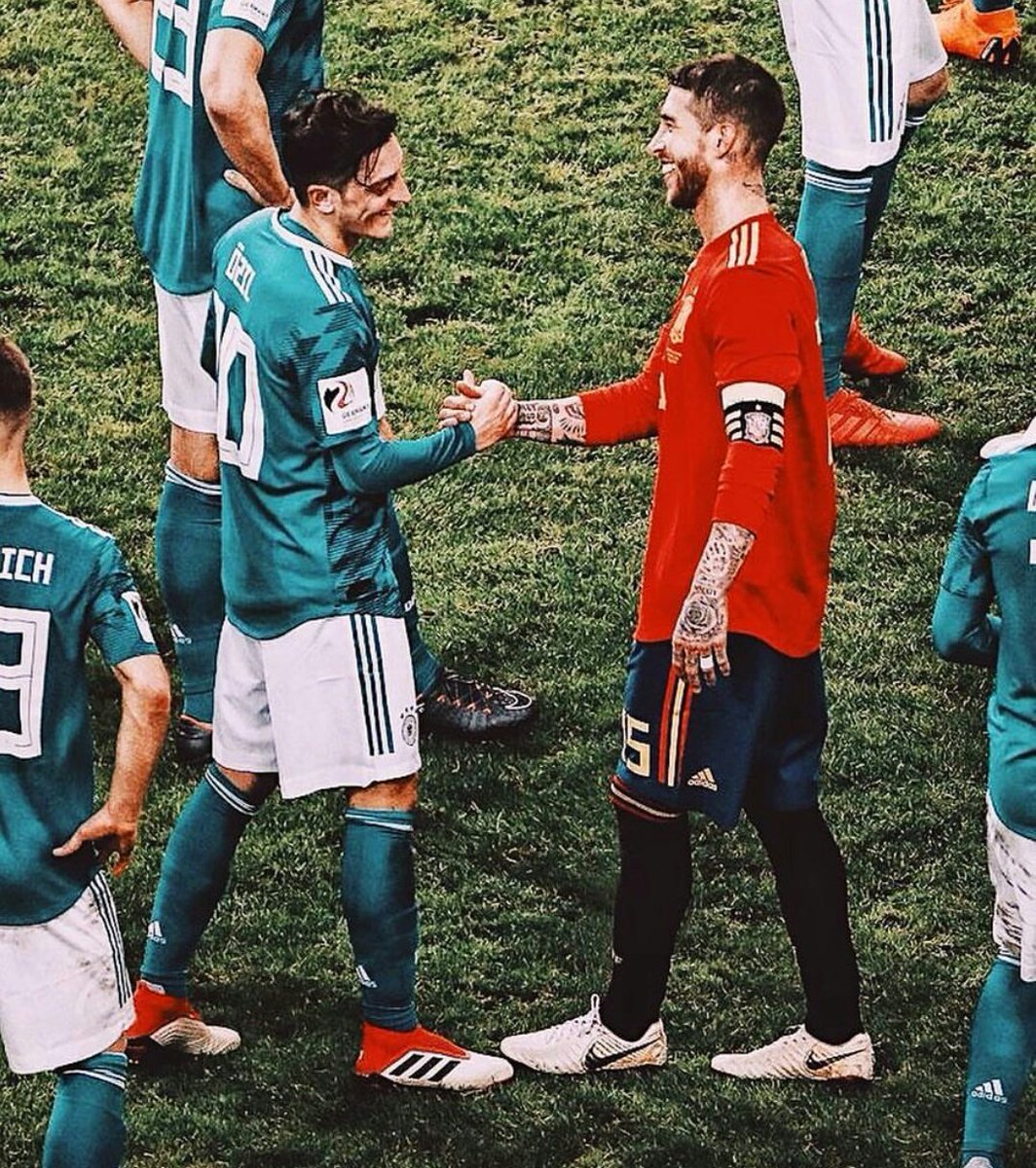 futtmais's tweet photo. "Só quem teve a oportunidade de jogar com Ozil, sabe como é bom ter um meio campista genial."

- Sérgio Ramos https://t.co/nApeFYiiAR