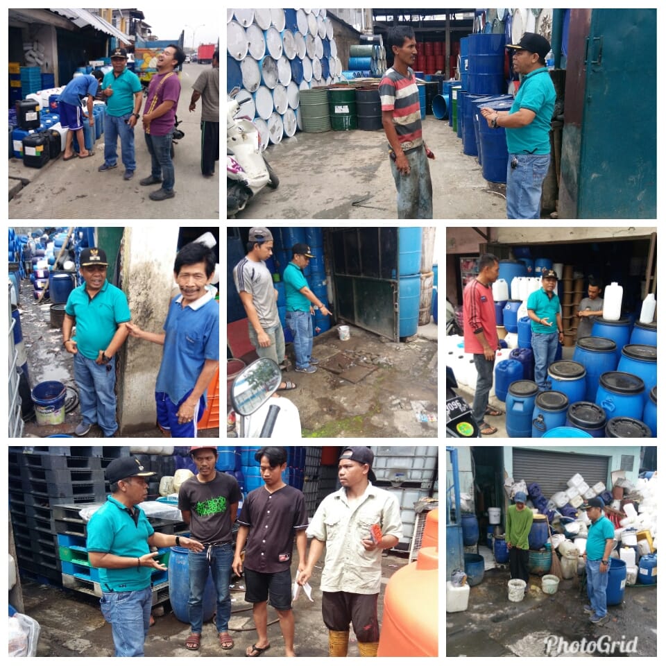 di Jumat Berkah mapay Lembur Lurah Warung Muncang sapa Warga kepada Pemilik Usaha Drum sepanjang Jl.Soekarno Hatta untuk tidak membuang Limbah Kimia dan sampah Ke Aliran Anak Kali Cilimus tgl.20.04.2018 <a href="/KecBankul/">Kec. Bandung Kulon</a>
