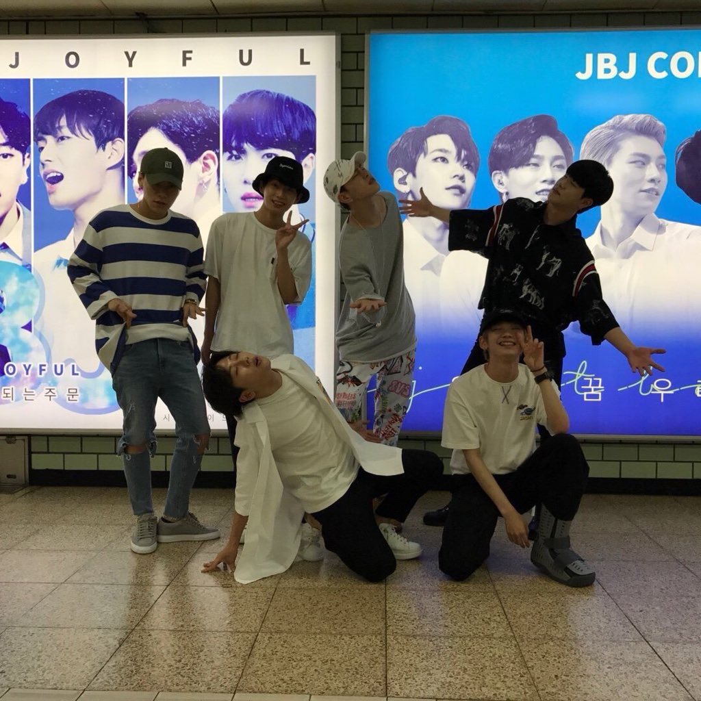 Kwonbe_'s tweet photo. ฮยอนบิน.... น้อง อิเหี้ยกูไม่ไหว จะร้อง น้องเอารูปเมมเบอร์ขึ้นอะ ครั้งแรกที่ถ่ายรูปรวมกับป้ายที่จอยฟูลทำให้ https://t.co/viOfhY3qtZ