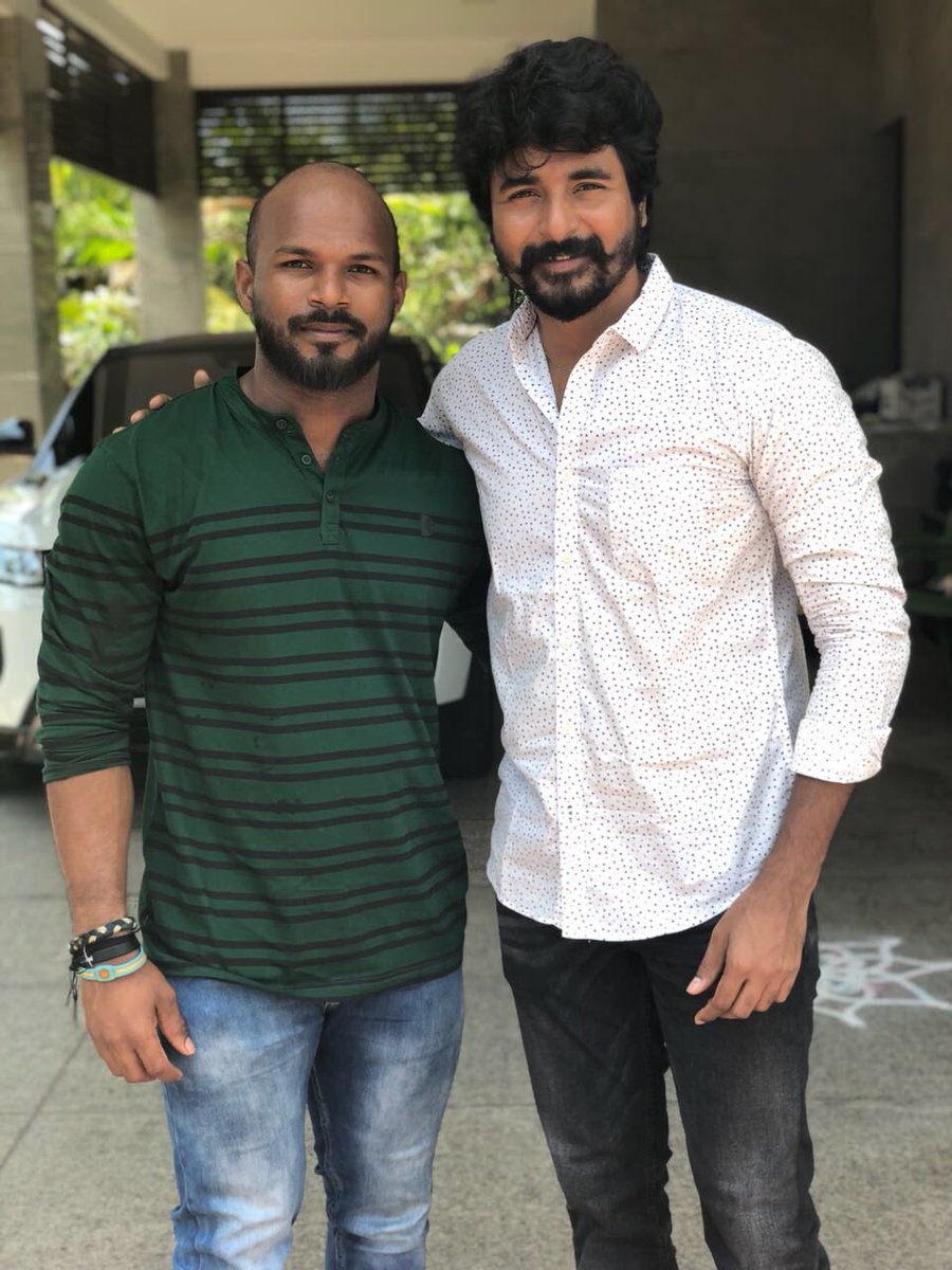 sathishmsk's tweet photo. .@Siva_Kartikeyan invited @imsathisholy to his home and wished him on winning the #GC2018 'Gold Medal' in 'weightlifting'! https://t.co/l69ErbvdZA