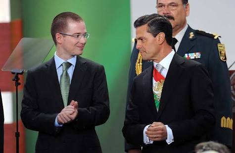 ProfesorChairo's tweet photo. Dice @RicardoAnayaC que admiraba a AMLO porque era un verdadero opositor pero que ahora ha cambiado... Tantita madre.

#MexicoConAMLO #DebatePresidencial #DebateINE #DebateDelDebate https://t.co/6U19sMO8Yv