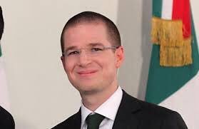 DanLipa_'s tweet photo. Dale RT a este Ricardo Anaya de la suerte para que nunca te falte nada en tus exposiciones

#DebateINE https://t.co/4xmPvWg68Z