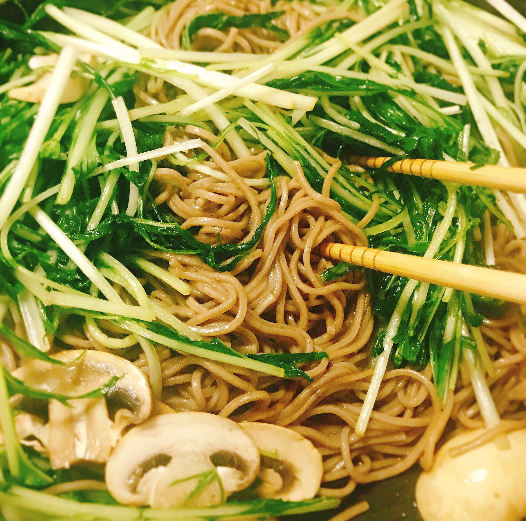 杏耶 あや フライパンで蕎麦茹でてお湯捨てて水菜ときのこ炒めてごま油とめんつゆいれてあえてしらすのせた そぱすた T Co Afnzb5juar Twitter