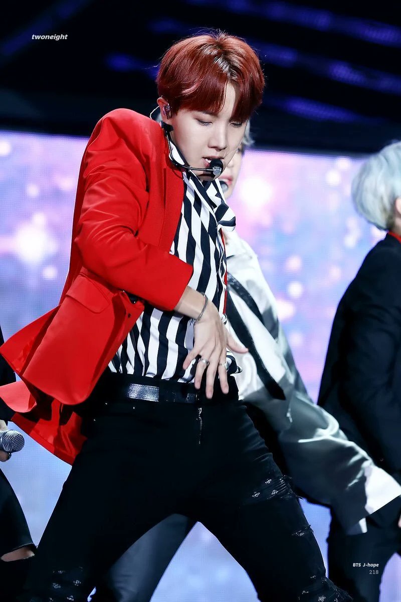 _lqnhuu281's tweet photo. We were very disappointed by the fact that Hoseok's image was forgotten in Dicon magazine. He is the only person who does not have a solo page in BBAMs Behind & DNA jacket shoot. We need justice for him. We need satisfactory answers from @Dicon_korean
#디아이콘 #JHOPE https://t.co/LUPSIxyNJd