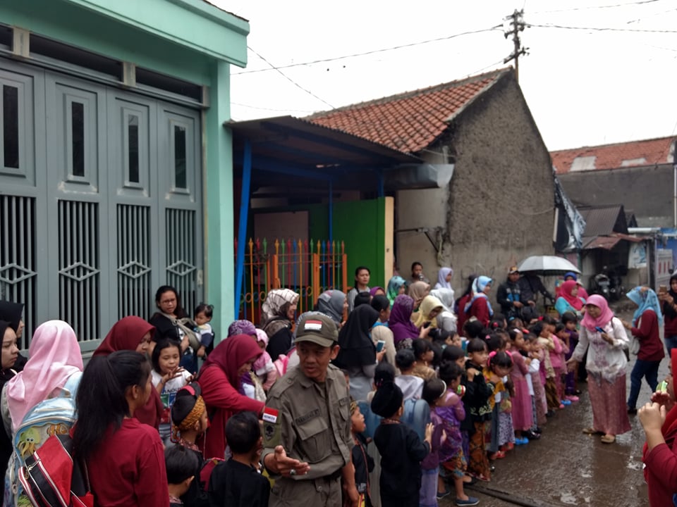 Giatan Lurah Warung Muncang Dede Junaedi Kel Warmun di Pagi hari dengan penuh semangat Monitoring kegiatan Paud Bina Prestasi dalam memperingati Hari Kartini menggunakan Baju Khas Sunda. Tanggal, 23 April 2018 <a href="/KecBankul/">Kec. Bandung Kulon</a>