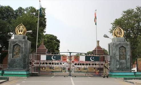 MPPAKISTAN92's tweet photo. افغانیوں اور بھارتیوں سے ہمدردی رکھنے والوں کیلئے۔

1) طورخم گیٹ (اس سے آپ افغانستان جاسکتے ہیں) 
2) واہگہ باڈر گیٹ (اس سے آپ بھارت جاسکتے ہیں)  

اپنی ہمدردی اُن کے بیچ جاکر دکھائیں، یہاں نہیں: شکریہ https://t.co/uMMHb8bmb0