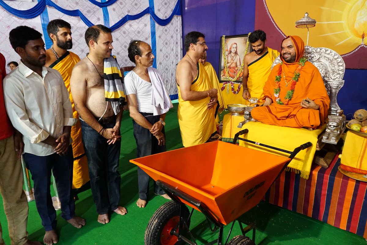 SriSamsthana's tweet photo. ಡಾಲ್ಫಿನ್ ಇರಿಗೇಷನ್'ನ ಗಜಾನನ ಹೆಗಡೆಯವರು, ತಮ್ಮ ಹದಿನೆಂಟನೆಯ ವಿವಾಹ ವಾರ್ಷಿಕೋತ್ಸವದ ವಾಗ್ದಾನದಂತೆ- ನಿನ್ನೆ #ಗೋಸ್ವರ್ಗ ದ ಬಳಕೆಗಾಗಿ ಹದಿನೆಂಟು ಕೈಗಾಡಿಗಳನ್ನು ತಂದೊಪ್ಪಿಸಿದರು. https://t.co/S45ivaunmz