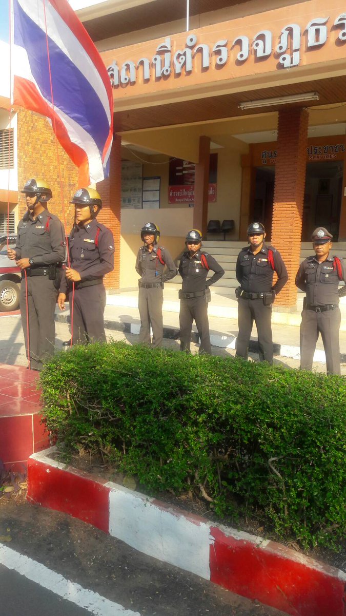 ร.ต.ท.มนู  วงศ์นาค ร้อยเวร 20 สภ.บัวใหญ่ นำข้าราชการตำรวจเข้าแถวเคารพธงชาติ สวดมนต์ไหว้พระ กล่าวคำปฏิญาณตน กล่าวอุดมคติ ชี้แจงนโยบายผู้บังคับบัญชา