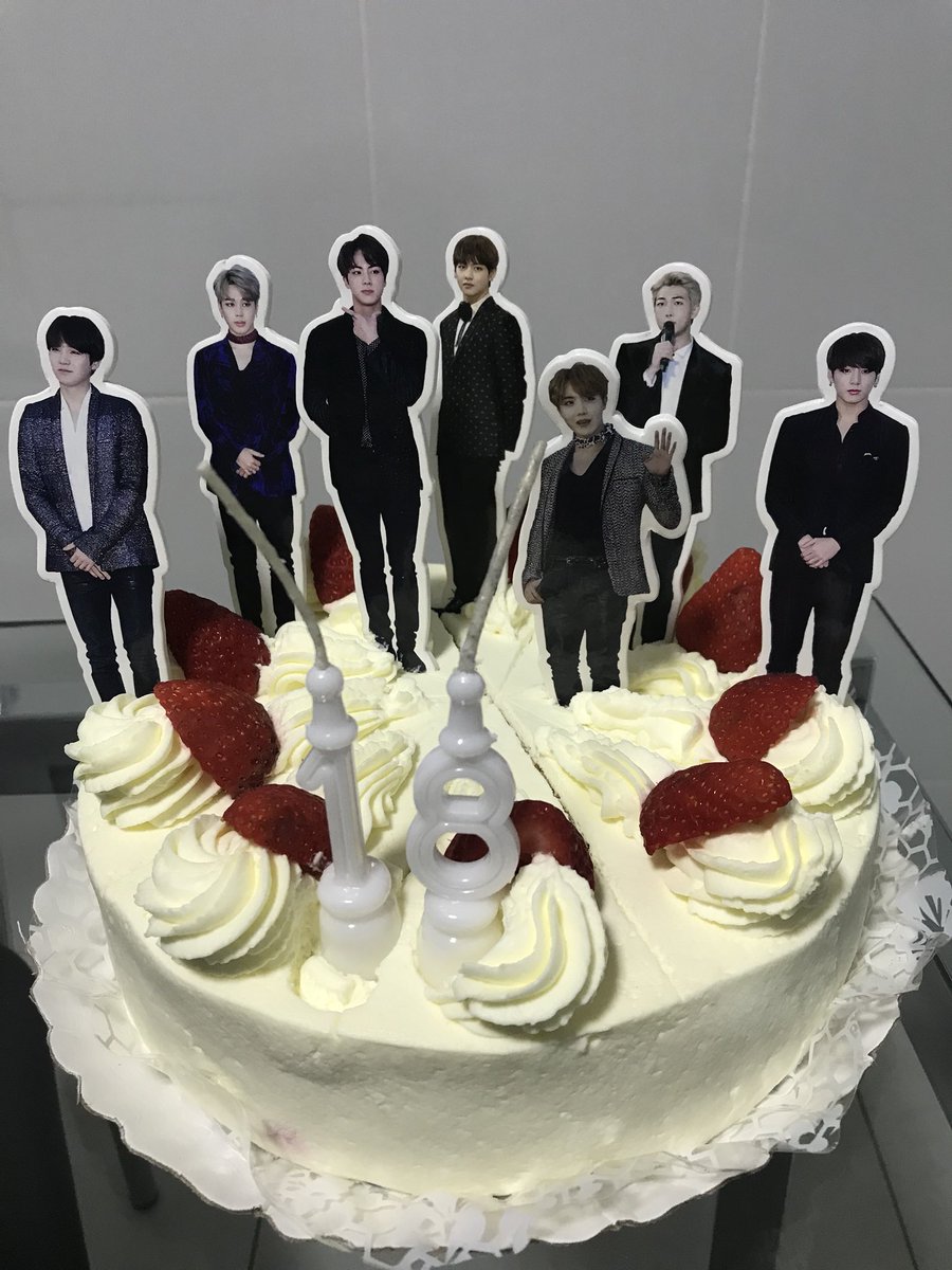 Bangtan_Patt's tweet photo. ❤️🧡💛 Parabéns para minha ARMY que traz todo sentido para minha vida 💛🧡❤️ Te Amo Muito @Roberta_Lolo  Feliz Aniversário 🎂 @BTS_twt  @bts_bighit  #LoveYourSelfTearIsComming  #WeLoveYouBTS  #TksForAllBTS  #ArmyCake https://t.co/yK3WlOFeuV