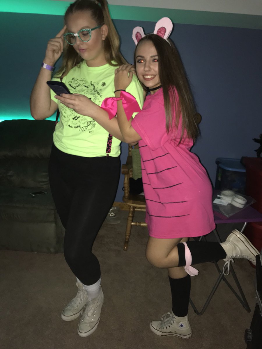 alyssa_nap's tweet photo. HAPPY HAPPY 16th BIRTHDAY TO MY BEST FRIEND!!🎈 i love you so so much and i hope your day is great💕 pls be safe on the road 🚘 love you girlie 😘 @alli_hrmn https://t.co/smlWZWhMsU
